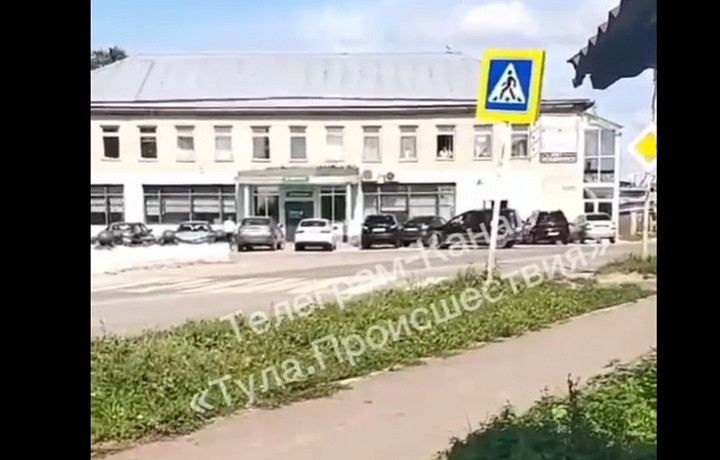 В Ясногорске водитель Lada Largus врезался в несколько припаркованных авто и скрылся с места ДТП