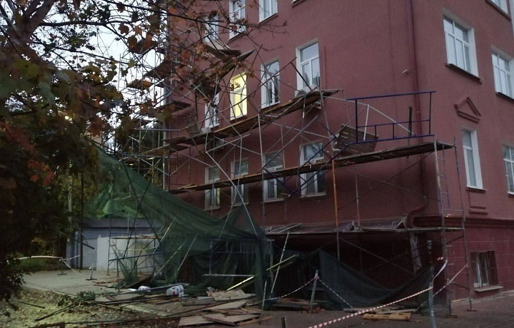 ﻿Рухнувшие деревья, трубы и летающие крыши: туляки рассказали о последствиях непогоды