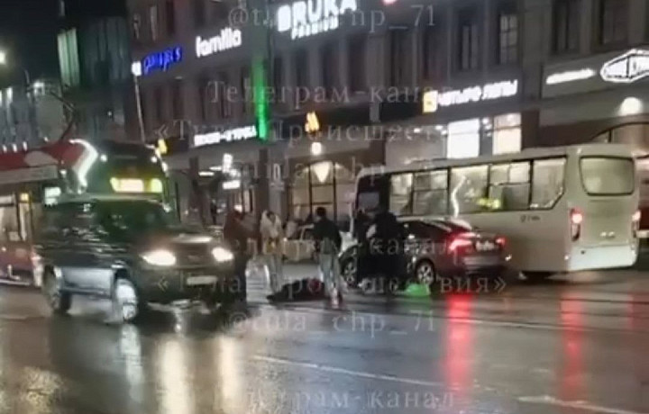 В Туле на площади Ленина сбили человека