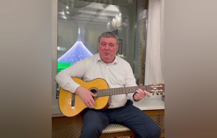 Илья Беспалов поздравил туляков с Новым годом песней «Я люблю тебя, жизнь»