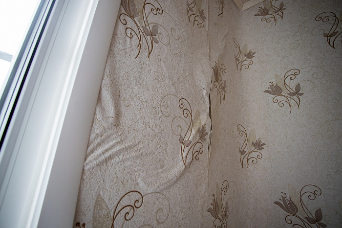 «Дыры в стенах закрываем куртками»: как жители аварийного дома в Щекинском районе пять лет ждут расселения