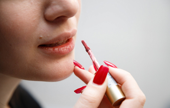 Мицеллярка, молочко или двухфазное средство: чем лучше смывать макияж