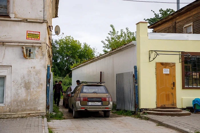 Пустеющая улица Пирогова в Туле: работа без вывесок и патрули ГИБДД