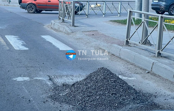 В Туле на проезжей части рассыпали асфальтовую крошку