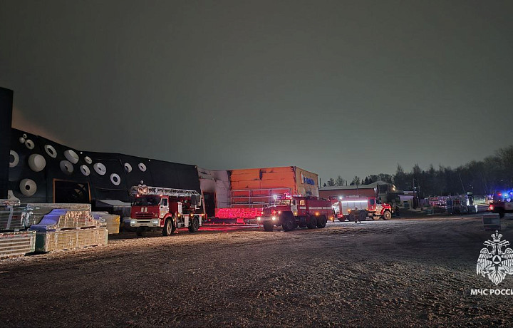 Спасатели потушили пожар на предприятии в Щекине