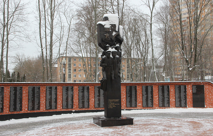 В Рогожинском парке Тулы установили стелу в память о подвиге Тульского Рабочего полка