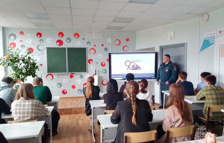 Спасатели рассказали Тепло-Огаревским школьникам о вузах МЧС России