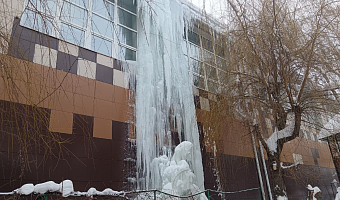 Гигантская наледь высотой во все здание «захватила» здание школы олимпийского резерва в Туле 