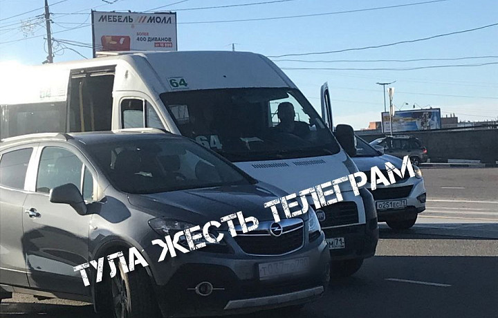 На улице Луначарского в Туле столкнулись маршрутка и иномарка