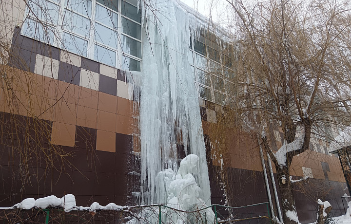Жители пожаловались на огромную массу льда на здании школы олимпийского резерва