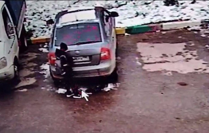 В Новомосковске хулиган оторвал камеру на автомобиле