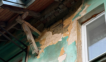 «Конечно, есть трещины, но ничего критичного нет»: В Щекине двухэтажку признали аварийной, но часть жителей против сноса и хочет остаться там жить