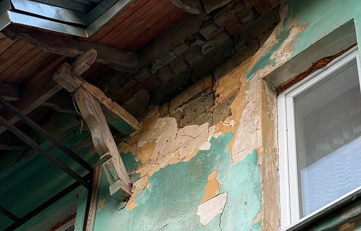 «Конечно, есть трещины, но ничего критичного нет»: В Щекине двухэтажку признали аварийной, но часть жителей против сноса и хочет остаться там жить