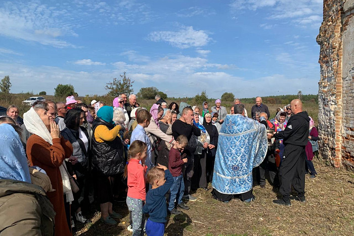 В Суворовском районе в заброшенном храме впервые прошло богослужение