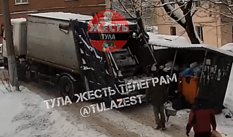 На улице Ползунова в Туле мусоровоз сломал контейнерную площадку