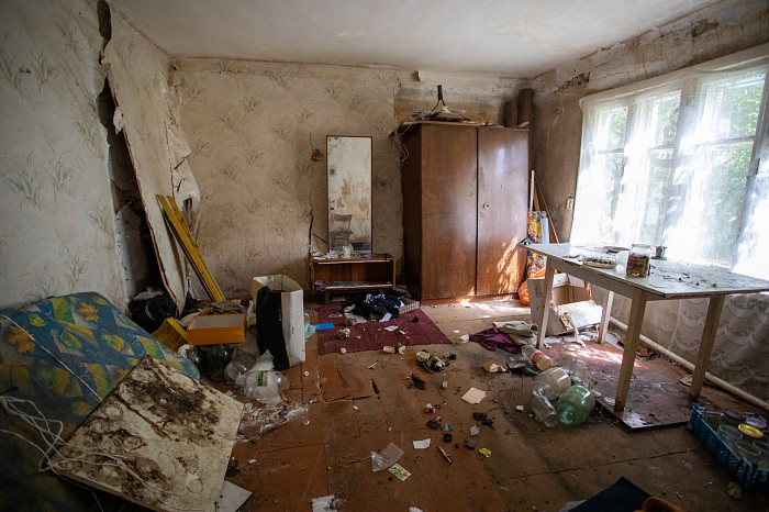 «Дыры в стенах закрываем куртками»: как жители аварийного дома в Щекинском районе пять лет ждут расселения