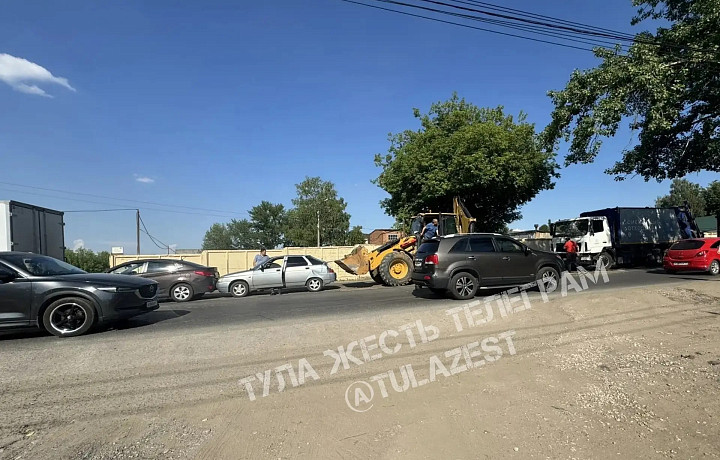Пять машин столкнулись на улице Скуратовской в Туле
