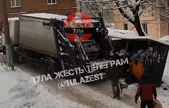 На улице Ползунова в Туле мусоровоз сломал контейнерную площадку
