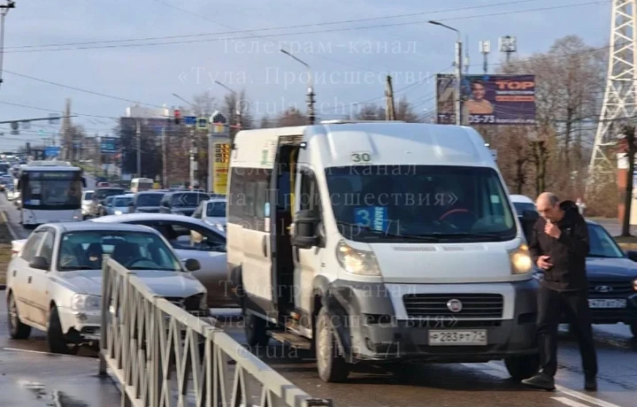 Маршрутка и легковушка устроили ДТП на улице Маргелова в Туле