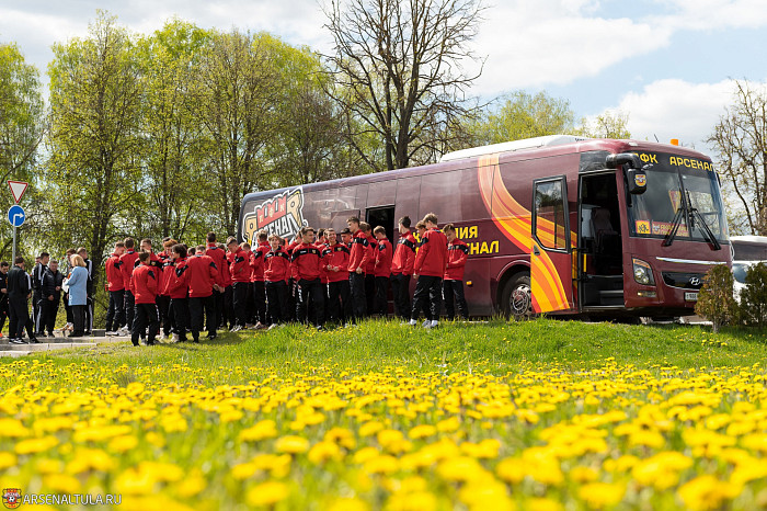 Футболисты «Арсенала» и волейболистки «Тулицы-2» возложили цветы к мемориалу «Защитникам неба Отечества»