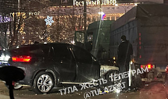 У Гостиного Двора в центре Тулы столкнулись BMW и фура