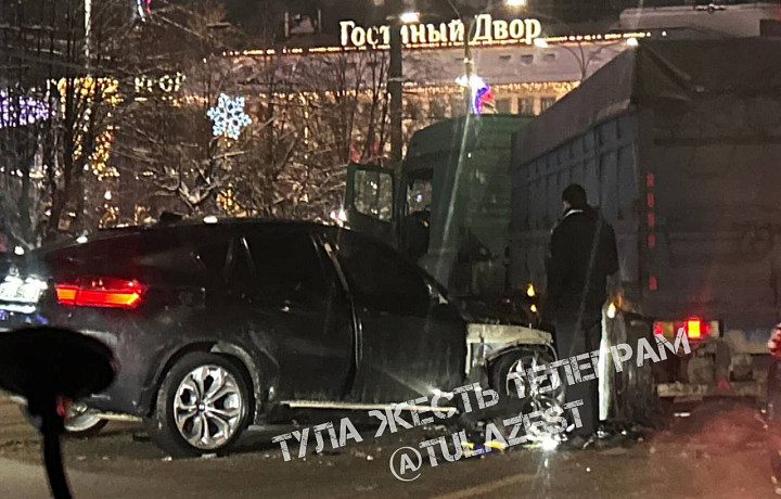 У Гостиного Двора в центре Тулы столкнулись BMW и фура