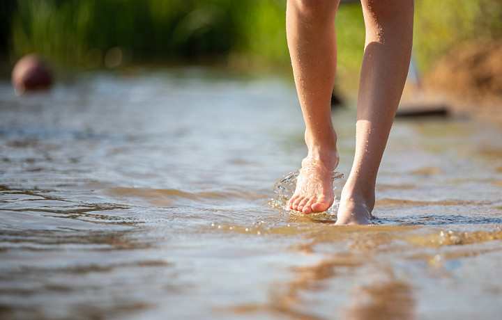 Врач рассказал, какая походка может сказать о болезни