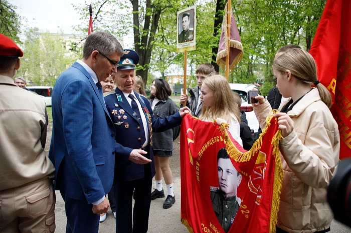 Тульские кадеты и студенты поздравили ветерана Великой Отечественной войны с наступающим Днем Победы