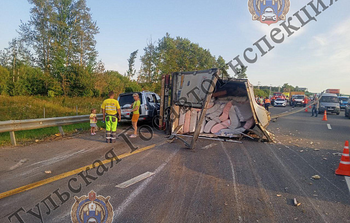 В Ефремове водитель грузовика перевернулся и врезался в Mitsubishi Pajero