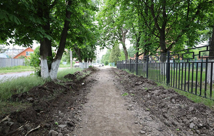 В Новомосковске продолжается благоустройство улицы Солнечной