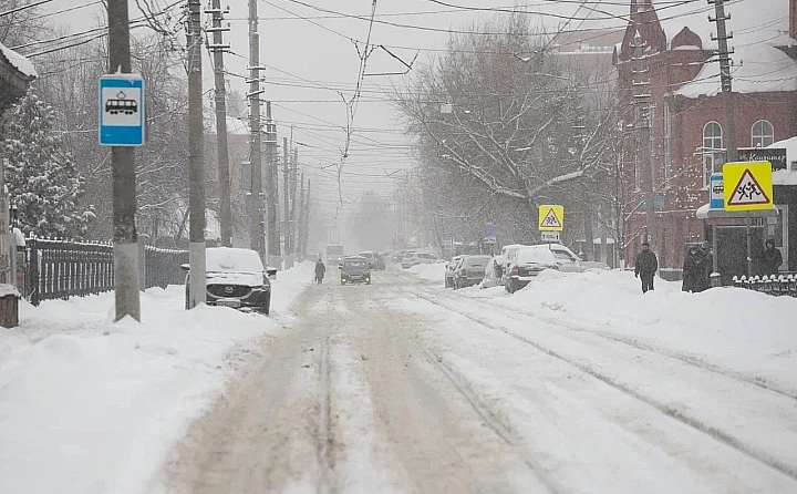 Штормовое предупреждение из-за сильного снега объявили в Тульской области 16 февраля