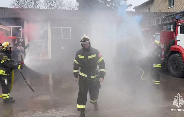 В Узловой спасатели проводили коллегу на заслуженный отдых, «смыв» с него копоть и сажу