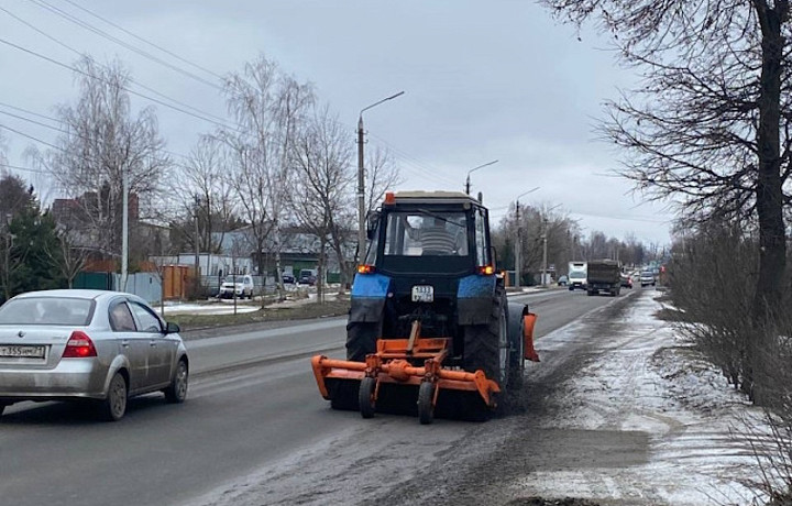 На улицах Тулы 17 января продолжается уборка дорог и тротуаров
