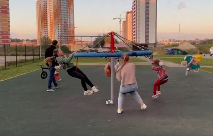 В «Юго-Восточном» хотят проложить коммуникации у детской площадки: за временные неудобства жителям обещают бонусы, но люди все равно против