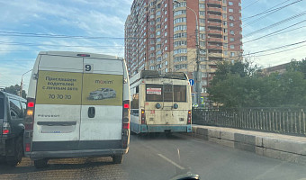 На проспекте Ленина в Туле собралась пробка из-за аварии и поломки троллейбуса