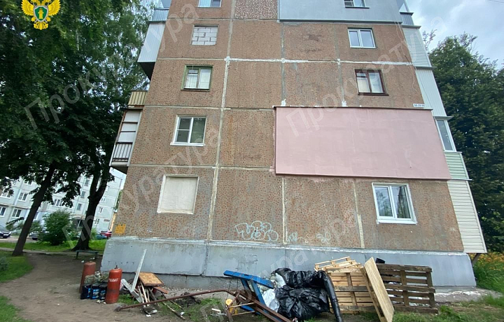 Прокуратура начала проверку после падения рабочего с крыши пятиэтажки в Новомосковске