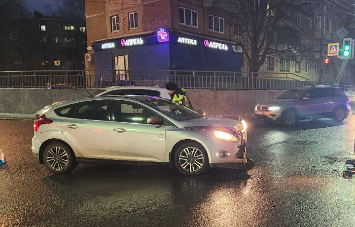 На улице Металлургов в Туле произошло ДТП с участием машины ДПС