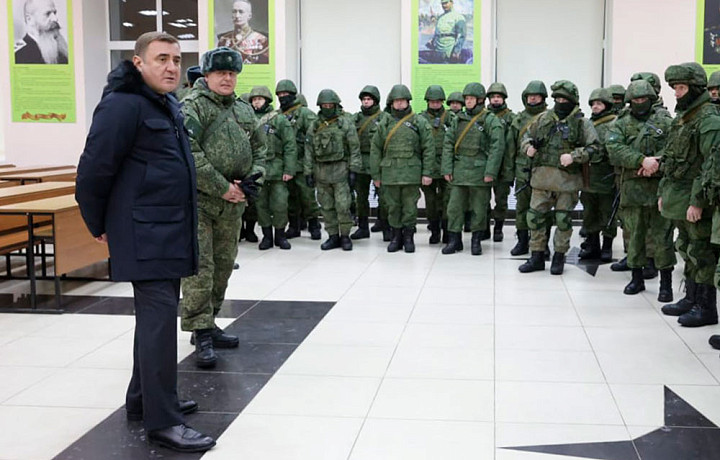 Алексей Дюмин передал мобилизованным и их командирам снаряжение, автомобили и технику