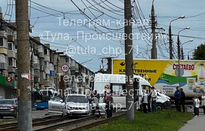 В Туле на улице Металлургов водитель перекрыл трамвайные пути