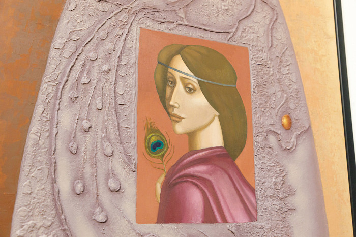 Таинственные маски и средневековые мотивы: в Туле открылась выставка художника Александра Майорова