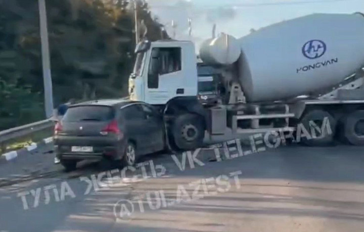 На Московском шоссе в Туле легковушка залетела под бетономешалку