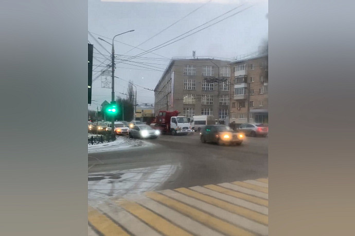 На проспекте Ленина в Туле собралась пробка из-за тройного ДТП с автовышкой