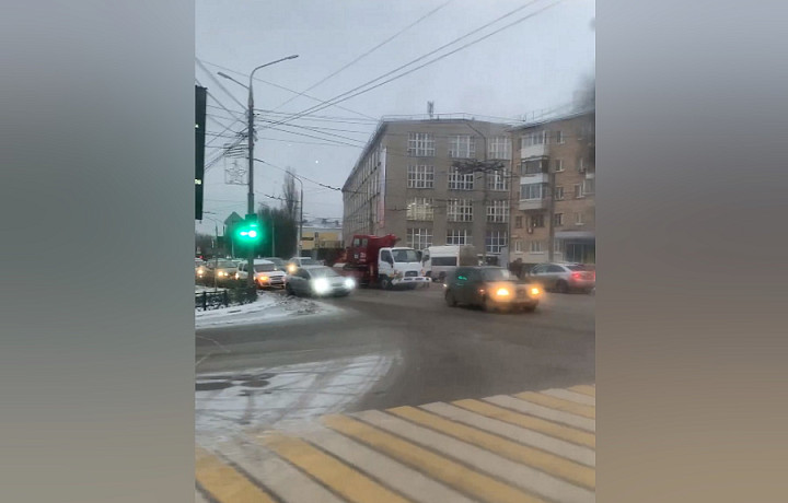 На проспекте Ленина в Туле собралась пробка из-за тройного ДТП с автовышкой