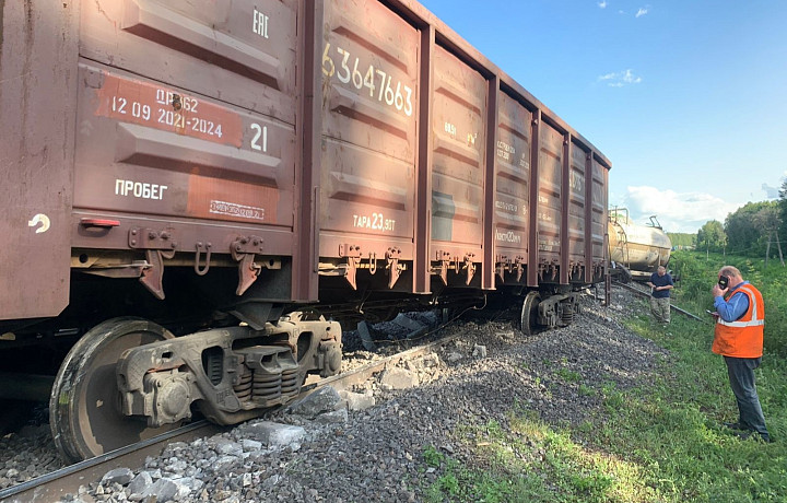 Прокуратура организовала проверку из-за схода вагонов грузового поезда в Тульской области