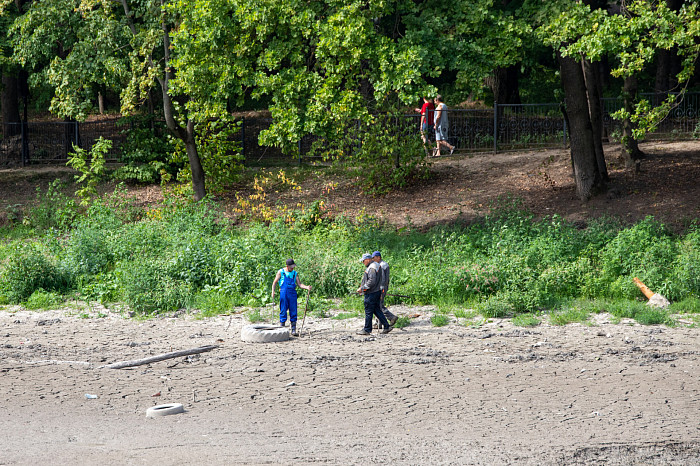 Рабочие убрали со дна пруда в Платоновском парке Тулы 20 мешков бутылок и лом