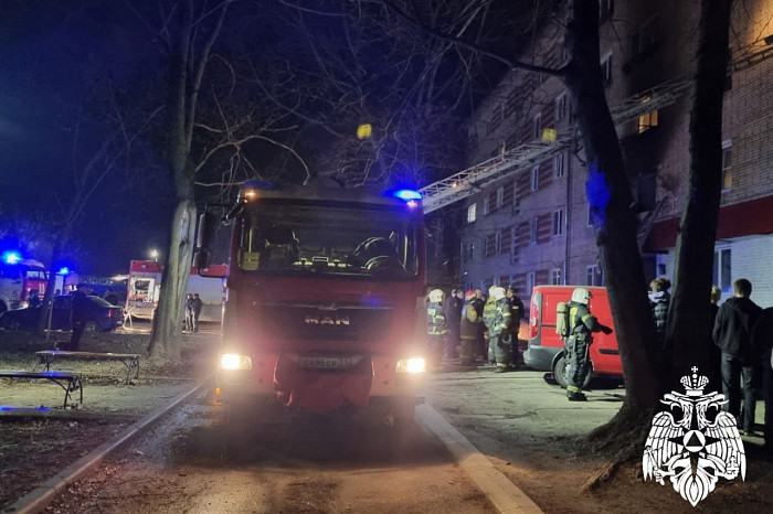 Пожарные спасли десять человек из горящей пятиэтажки на Одоевском шоссе Тулы