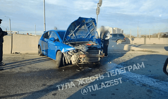 Водитель Seat Leon пострадал, врезавшись в отбойник на Оружейном мосту в Туле