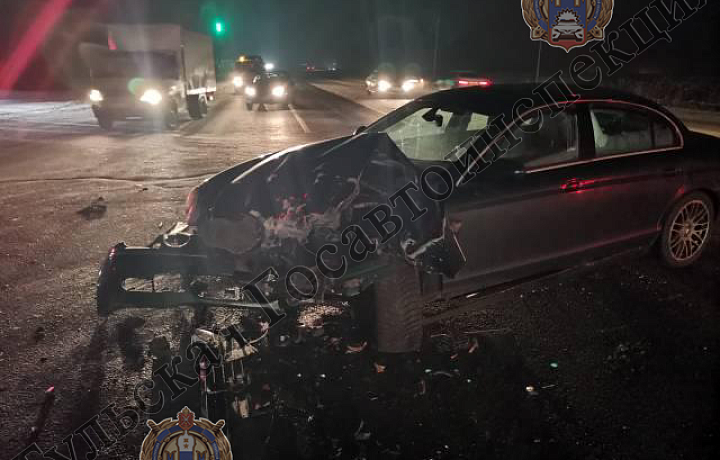 В ДТП с участием автомобилей Jaguar и Volkswagen в Новомосковске пострадал 32-летний мужчина