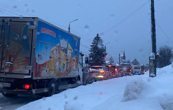Из-за снегопада Тула встала в большой пробке: заторы почти на всех центральных улицах, много ДТП