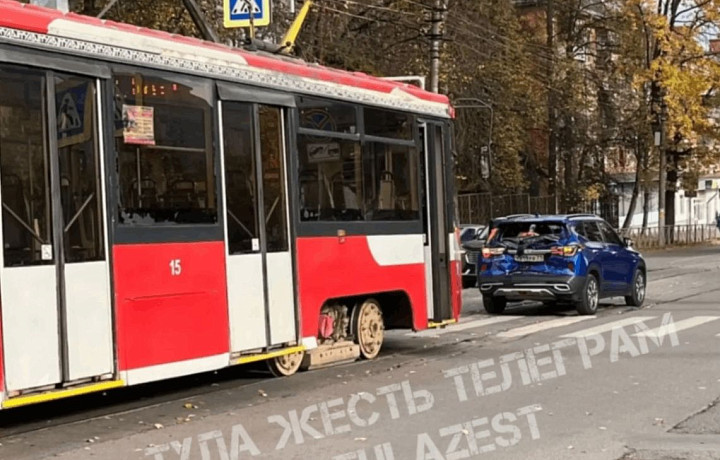 На улице Руднева в Туле столкнулись трамвай и KIA